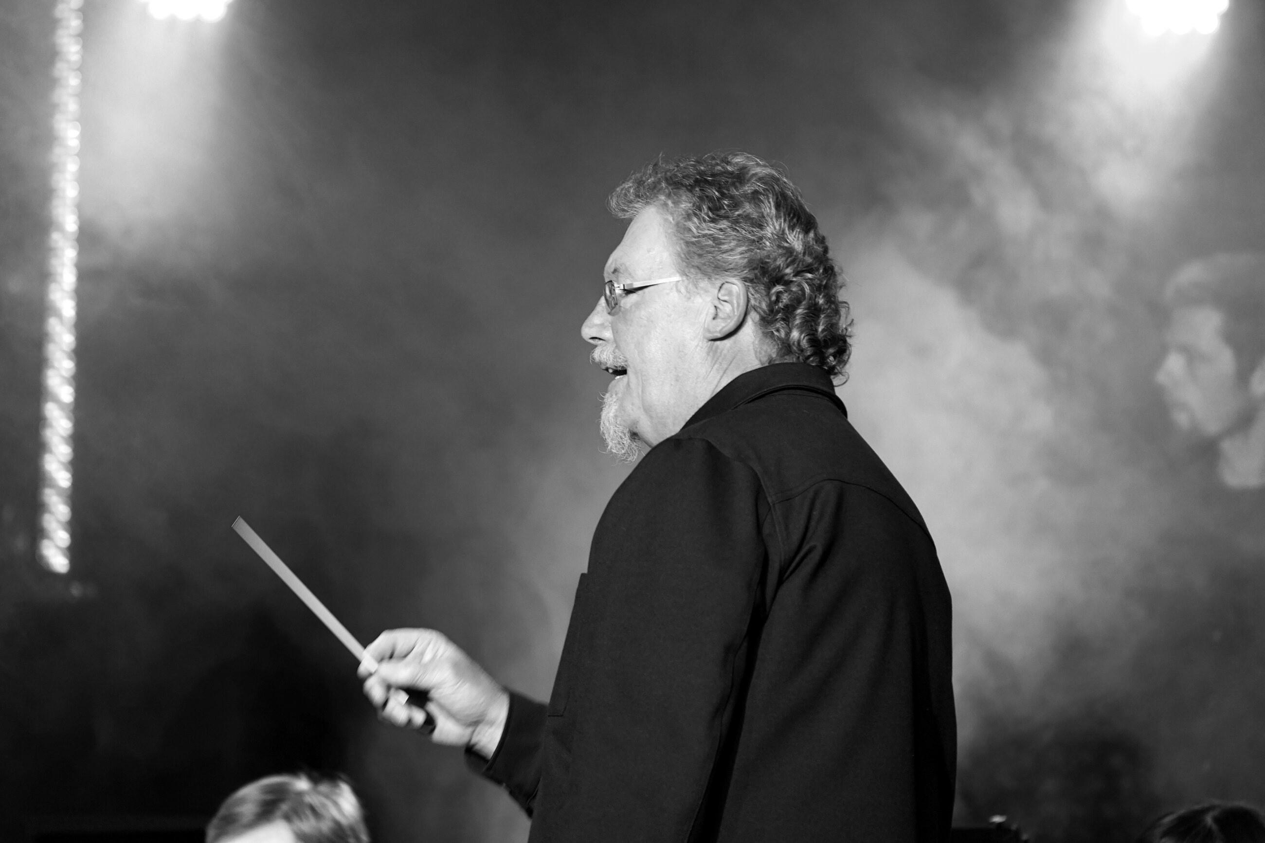 Dirigent der Blue Moon Big Band auf der Bühne